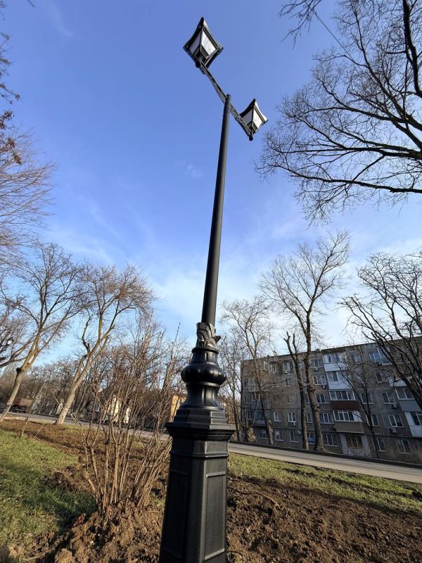 Новые декоративные фонари установлены вдоль пешеходной аллеи по ул. Казакова в направлении школы-гимназии №1 и вдоль учебного учреждения Новые декоративные фонари установлены вдоль пешеходной аллеи по ул. Казакова в направлении школы-гимназии №1 и вдоль учебного учреждения