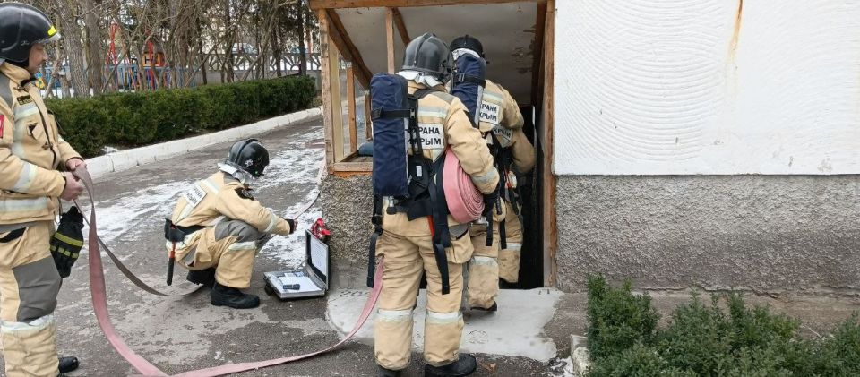 Пожар без дыма и огня. Сотрудники ПЧ с. Вилино ГКУ РК "Пожарная охрана Республики Крым" провели пожарно-тактическое учение в одном из детских садов Бахчисарайского района Пожар без дыма и огня. Сотрудники ПЧ с. Вилино ГКУ РК "Пожарная охрана Республики Крым" провели пожарно-тактическое учение в одном из детских садов Бахчисарайского района