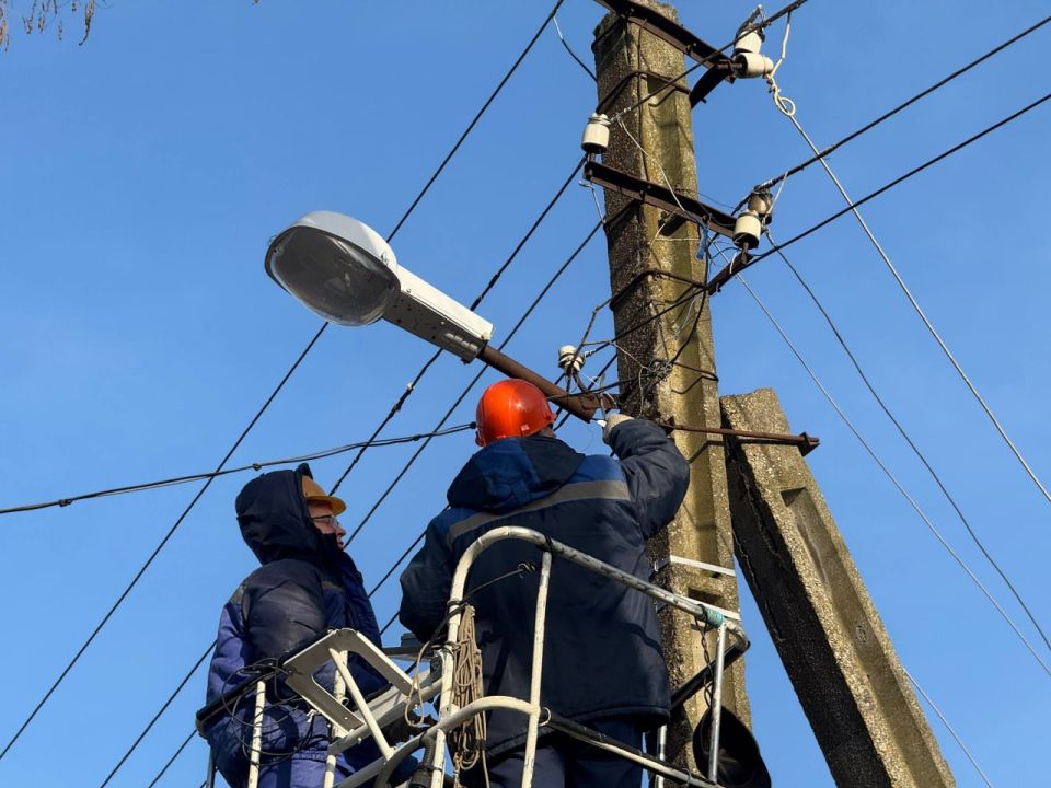 Новые декоративные фонари установлены вдоль пешеходной аллеи по ул. Казакова в направлении школы-гимназии №1 и вдоль учебного учреждения Новые декоративные фонари установлены вдоль пешеходной аллеи по ул. Казакова в направлении школы-гимназии №1 и вдоль учебного учреждения