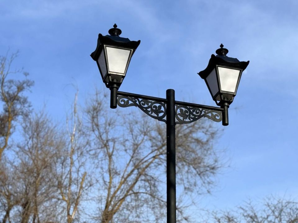 Новые декоративные фонари установлены вдоль пешеходной аллеи по ул. Казакова в направлении школы-гимназии №1 и вдоль учебного учреждения Новые декоративные фонари установлены вдоль пешеходной аллеи по ул. Казакова в направлении школы-гимназии №1 и вдоль учебного учреждения