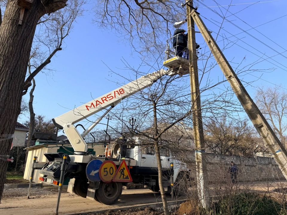 Новые декоративные фонари установлены вдоль пешеходной аллеи по ул. Казакова в направлении школы-гимназии №1 и вдоль учебного учреждения Новые декоративные фонари установлены вдоль пешеходной аллеи по ул. Казакова в направлении школы-гимназии №1 и вдоль учебного учреждения