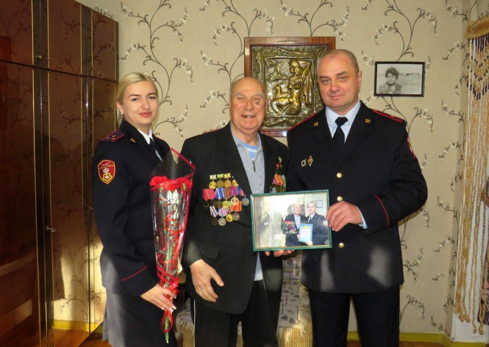 Крымские росгвардейцы навестили ветерана службы, который в детские годы пережил блокаду Ленинграда Крымские росгвардейцы навестили ветерана службы, который в детские годы пережил блокаду Ленинграда