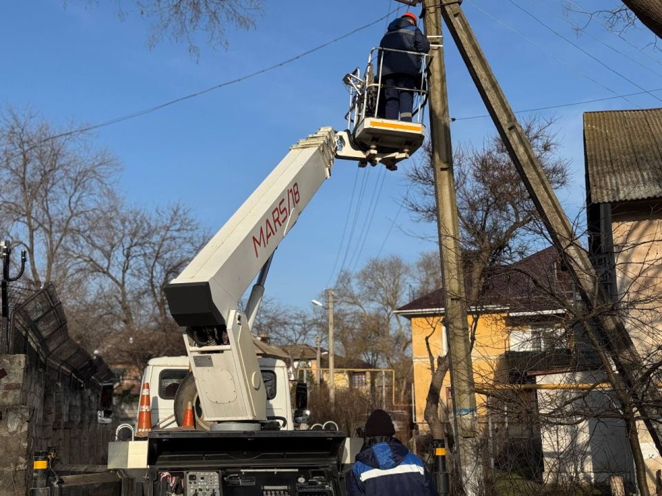 Новые декоративные фонари установлены вдоль пешеходной аллеи по ул. Казакова в направлении школы-гимназии №1 и вдоль учебного учреждения Новые декоративные фонари установлены вдоль пешеходной аллеи по ул. Казакова в направлении школы-гимназии №1 и вдоль учебного учреждения