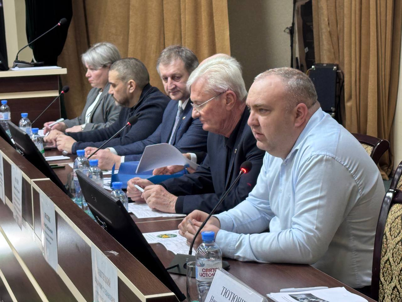 «Стратегия развития пчеловодства»: в Крыму проходит масштабный отраслевой разговор