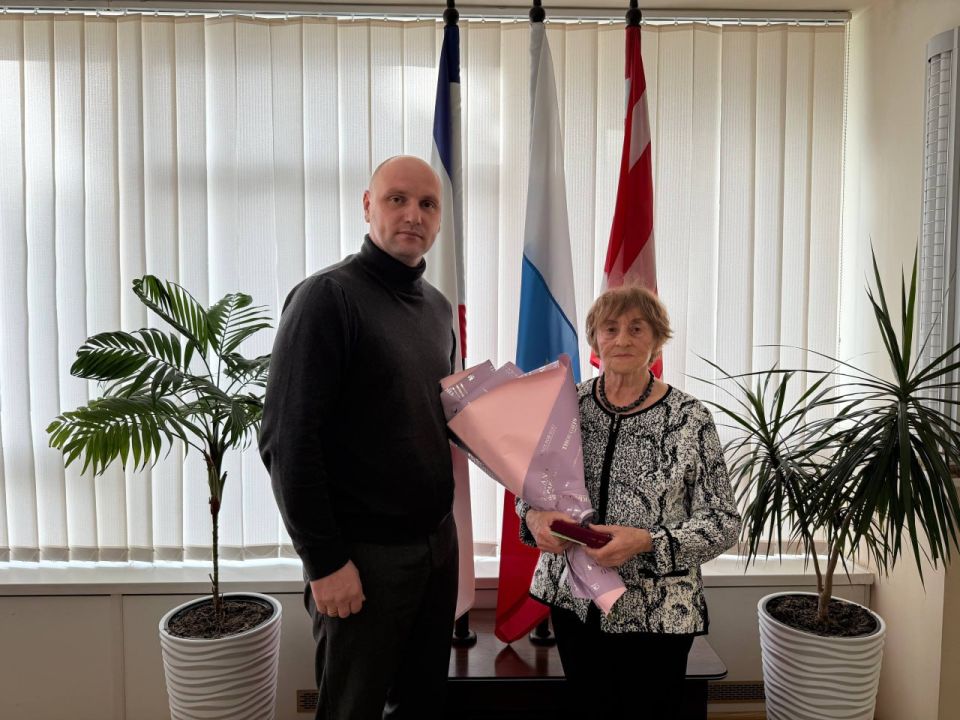 Глава муниципального образования Денис Колесник вручил удостоверение «Житель блокадного Ленинграда» Валентине Леонидовне Хрусталь