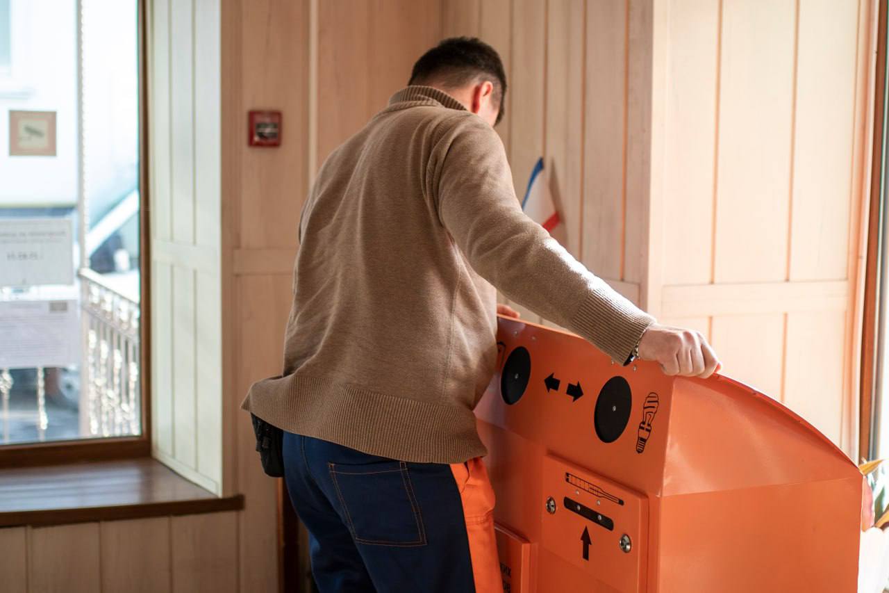 В Симферополе устанавливают экобоксы для опасных отходов В Симферополе устанавливают экобоксы для опасных отходов