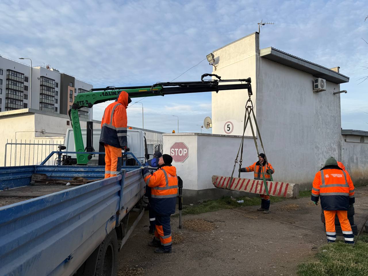 В Евпатории убрали незаконные бетонные блоки, которые недавно помешали проезду техники МЧС на пожар В Евпатории убрали незаконные бетонные блоки, которые недавно помешали проезду техники МЧС на пожар