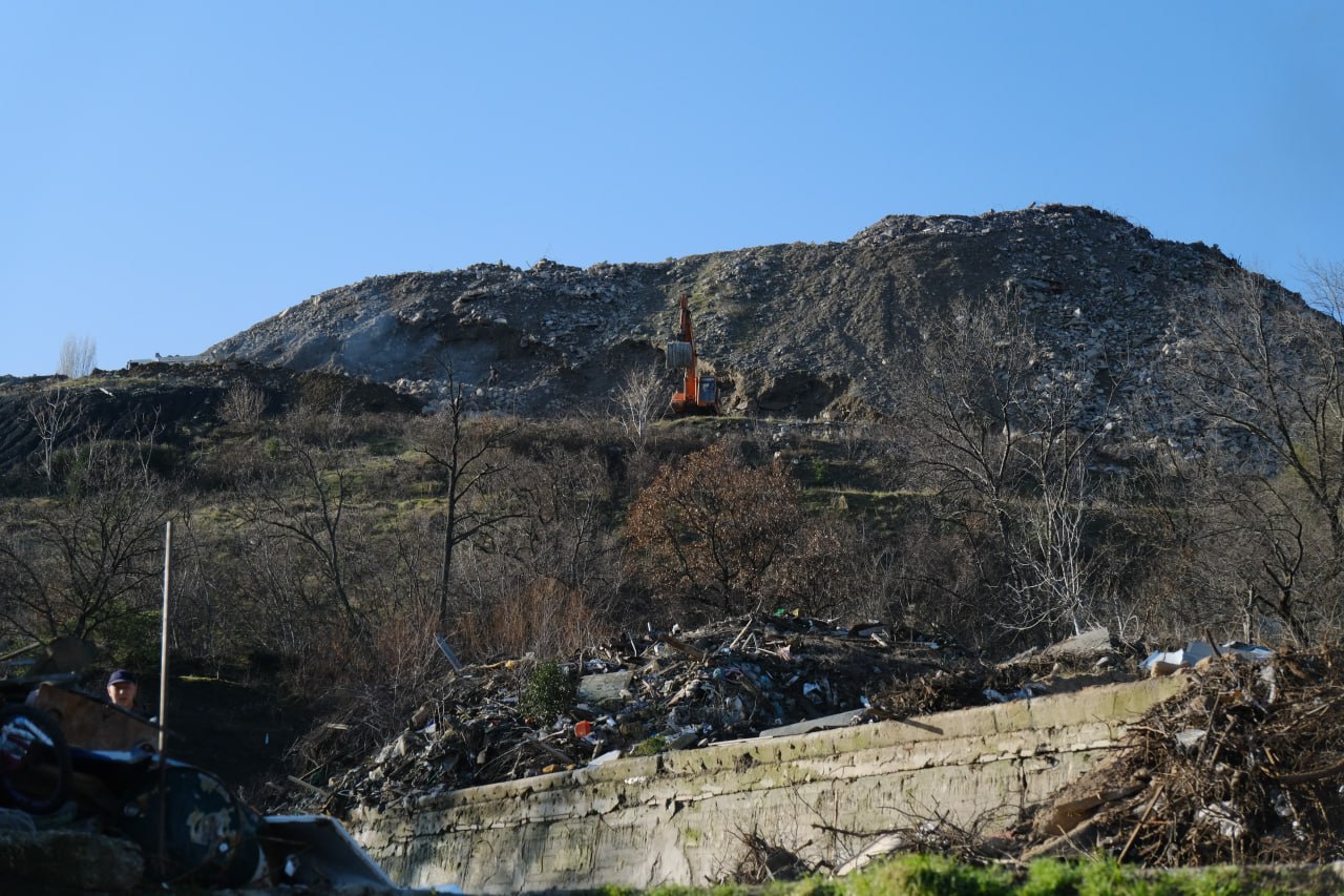 На перегрузочном полигоне Ялты образовывается оползень из-за мусора