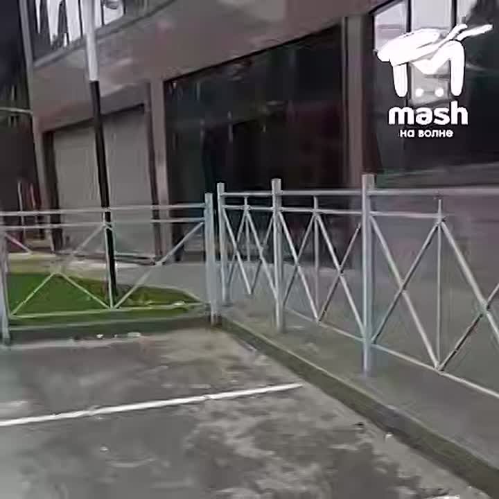 Власти замуровали парковку для инвалидов в Алуште, потому что могут, ну вот так проходит граница участка