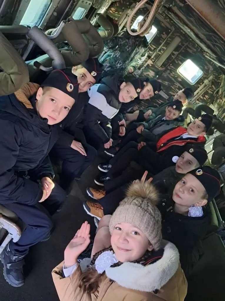 Сотрудники СОБР Росгвардии «Халзан» провели экскурсию для симферопольских школьников Сотрудники СОБР Росгвардии «Халзан» провели экскурсию для симферопольских школьников