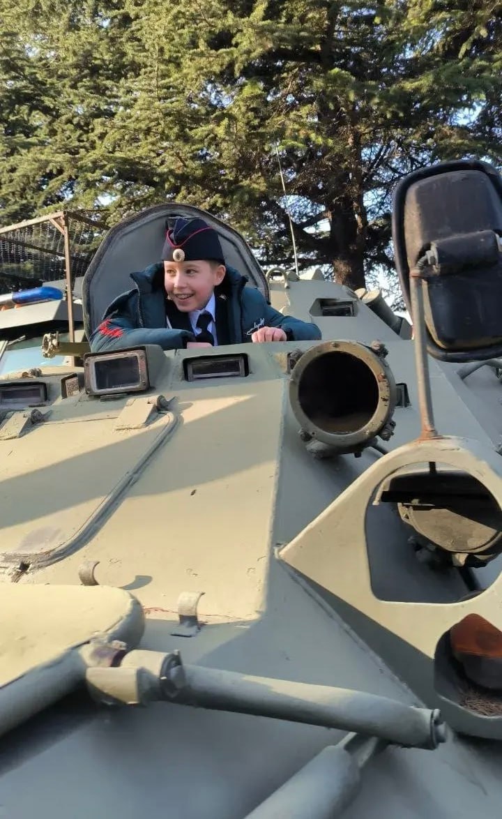 Сотрудники СОБР Росгвардии «Халзан» провели экскурсию для симферопольских школьников Сотрудники СОБР Росгвардии «Халзан» провели экскурсию для симферопольских школьников