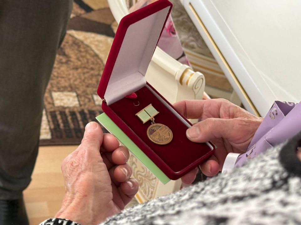 Глава муниципального образования Денис Колесник вручил удостоверение «Житель блокадного Ленинграда» Валентине Леонидовне Хрусталь Глава муниципального образования Денис Колесник вручил удостоверение «Житель блокадного Ленинграда» Валентине Леонидовне Хрусталь