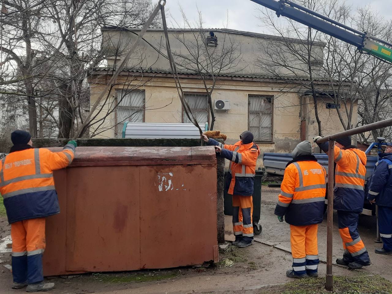 В Евпатории убрали незаконные бетонные блоки, которые недавно помешали проезду техники МЧС на пожар В Евпатории убрали незаконные бетонные блоки, которые недавно помешали проезду техники МЧС на пожар