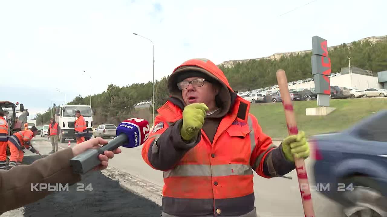 От фрезы до горячего асфальта: как в Крыму борются с ямами на дорогах