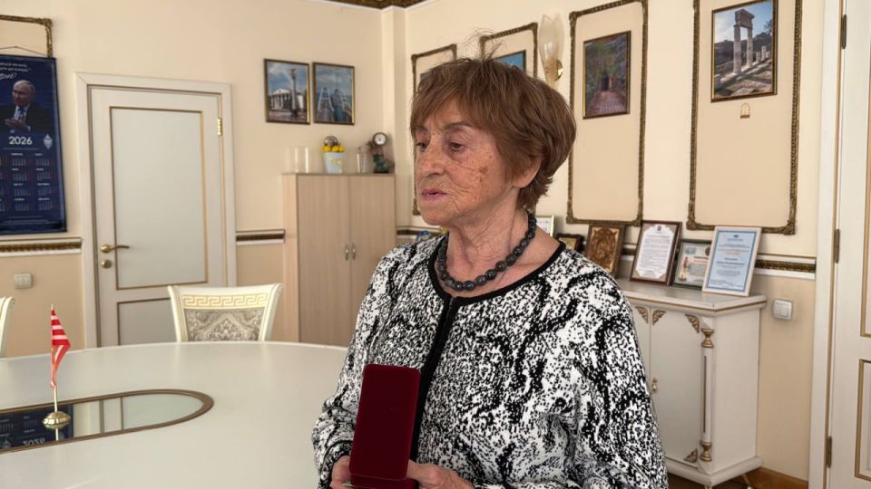 Глава муниципального образования Денис Колесник вручил удостоверение «Житель блокадного Ленинграда» Валентине Леонидовне Хрусталь Глава муниципального образования Денис Колесник вручил удостоверение «Житель блокадного Ленинграда» Валентине Леонидовне Хрусталь