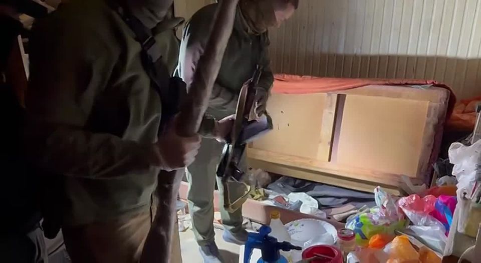 Крымчанин хранил в гараже арсенал с оружием и взрывчаткой: Ему грозит до 8 лет колонии