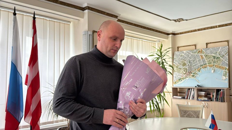 Глава муниципального образования Денис Колесник вручил удостоверение «Житель блокадного Ленинграда» Валентине Леонидовне Хрусталь Глава муниципального образования Денис Колесник вручил удостоверение «Житель блокадного Ленинграда» Валентине Леонидовне Хрусталь