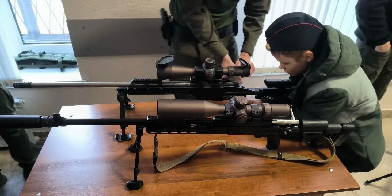 Сотрудники СОБР Росгвардии «Халзан» провели экскурсию для симферопольских школьников Сотрудники СОБР Росгвардии «Халзан» провели экскурсию для симферопольских школьников