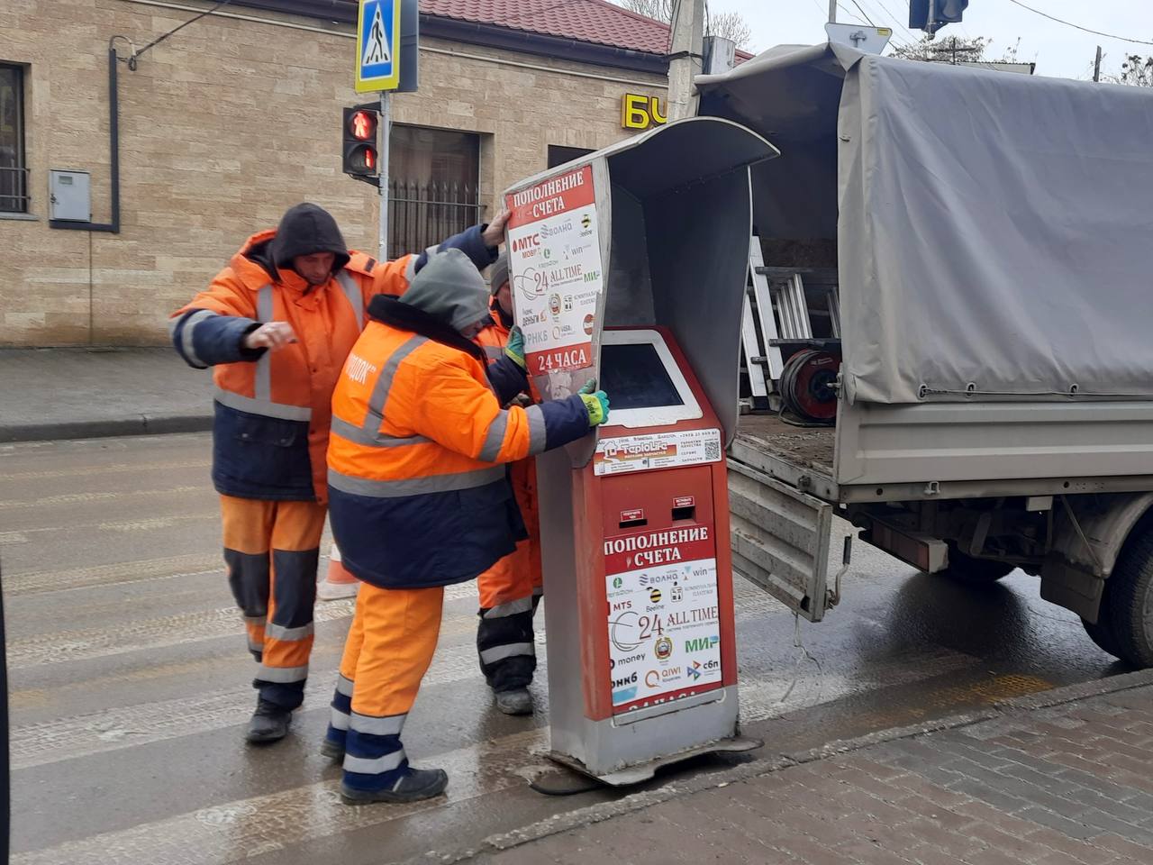 В Евпатории убрали незаконные бетонные блоки, которые недавно помешали проезду техники МЧС на пожар В Евпатории убрали незаконные бетонные блоки, которые недавно помешали проезду техники МЧС на пожар