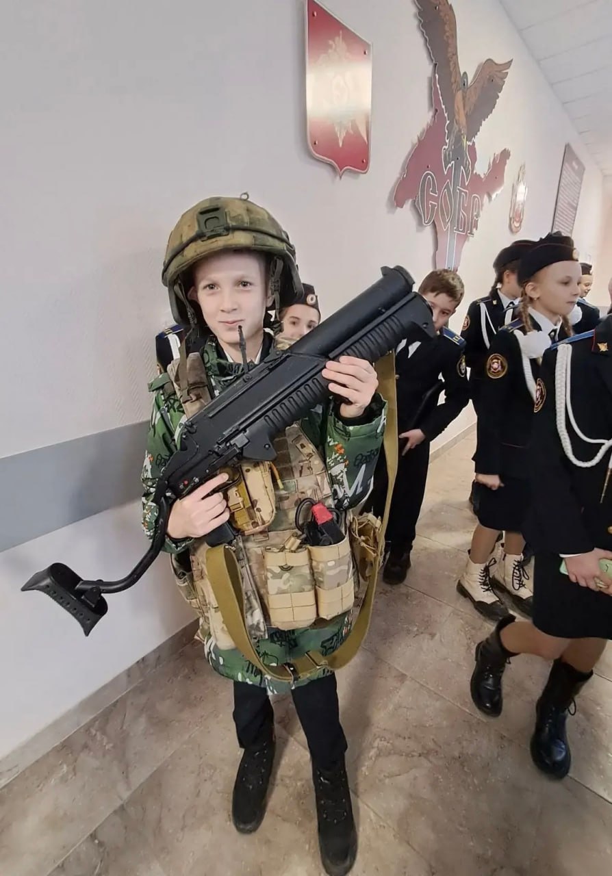 Сотрудники СОБР Росгвардии «Халзан» провели экскурсию для симферопольских школьников Сотрудники СОБР Росгвардии «Халзан» провели экскурсию для симферопольских школьников