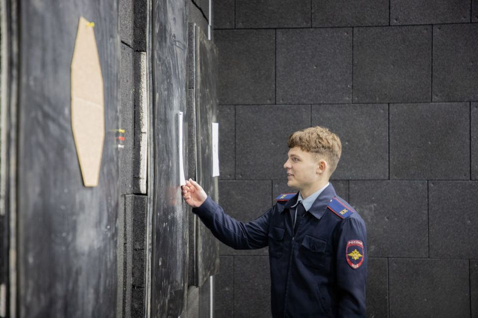 В Севастополе полицейские организовали для кадет учебные стрельбы из пневматических винтовок в тире УМВД В Севастополе полицейские организовали для кадет учебные стрельбы из пневматических винтовок в тире УМВД