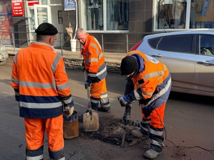 В Керчи активизировался ямочный ремонт дорожного покрытия