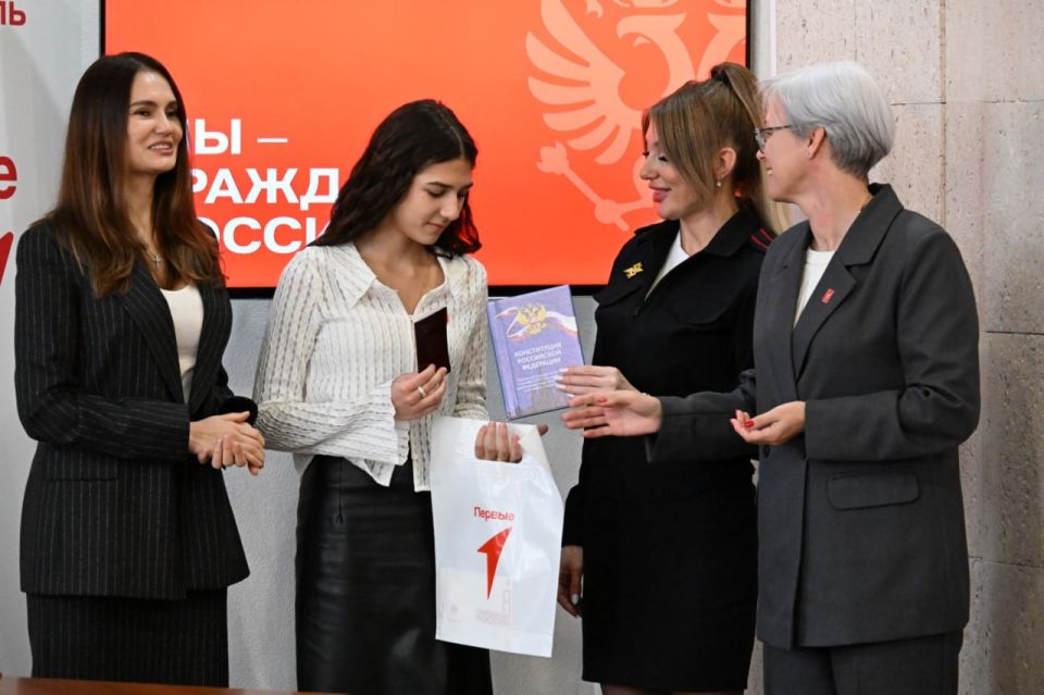 Севастопольские полицейские приняли участие в церемонии вручения первых паспортов граждан Российской Федерации Севастопольские полицейские приняли участие в церемонии вручения первых паспортов граждан Российской Федерации