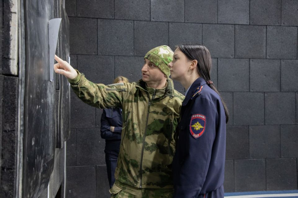 В Севастополе полицейские организовали для кадет учебные стрельбы из пневматических винтовок в тире УМВД В Севастополе полицейские организовали для кадет учебные стрельбы из пневматических винтовок в тире УМВД