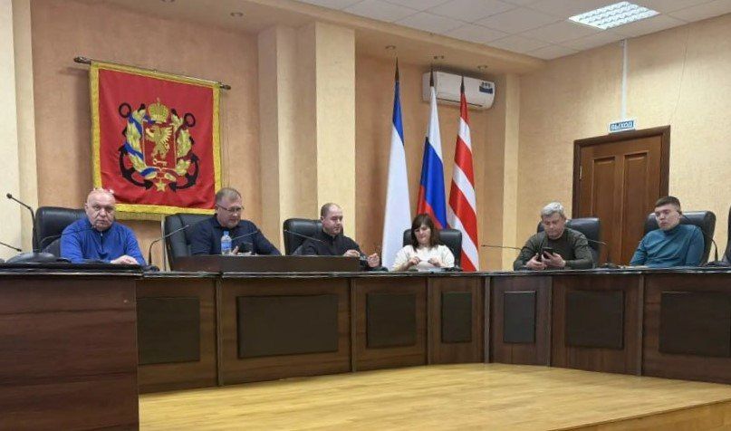 В администрации Керчи состоялось рабочее совещание под руководством министра ЖКХ Крыма Захара Щегленко по вопросам организации вывоза твердых коммунальных отходов