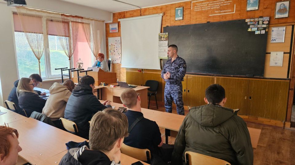 Росгвардейцы встретились с будущими выпускниками севастопольского колледжа Росгвардейцы встретились с будущими выпускниками севастопольского колледжа