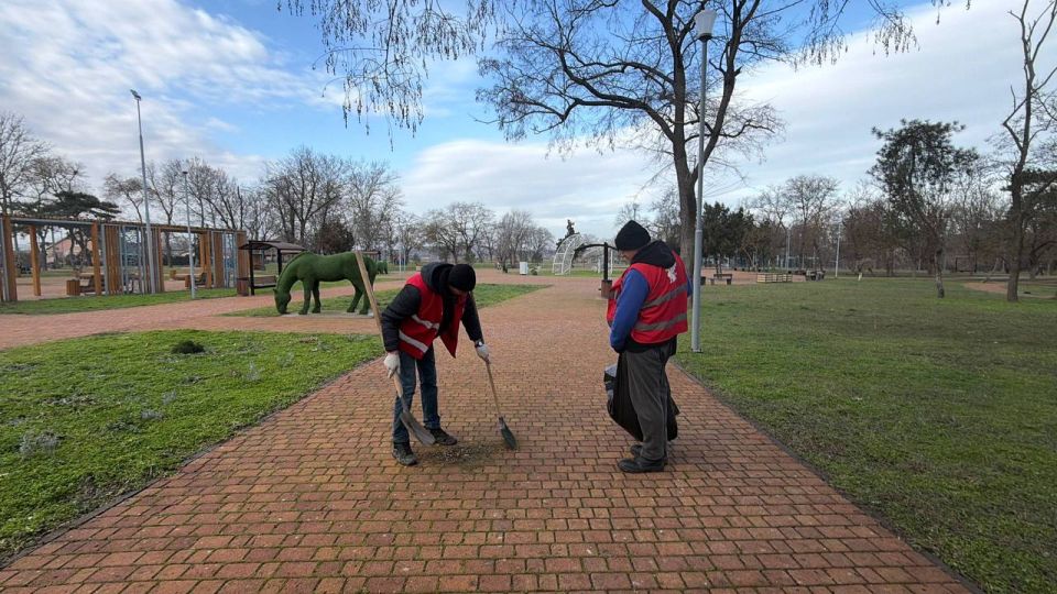 В Керчи продолжаются плановые работы по санитарной очистке и благоустройству городских территорий В Керчи продолжаются плановые работы по санитарной очистке и благоустройству городских территорий