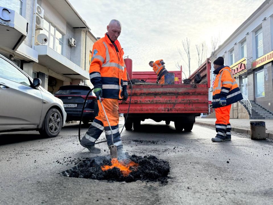 Керченский филиал ГУП РК «Крымавтодор» продолжает ямочный ремонт дорожного покрытия на улицах города Керченский филиал ГУП РК «Крымавтодор» продолжает ямочный ремонт дорожного покрытия на улицах города