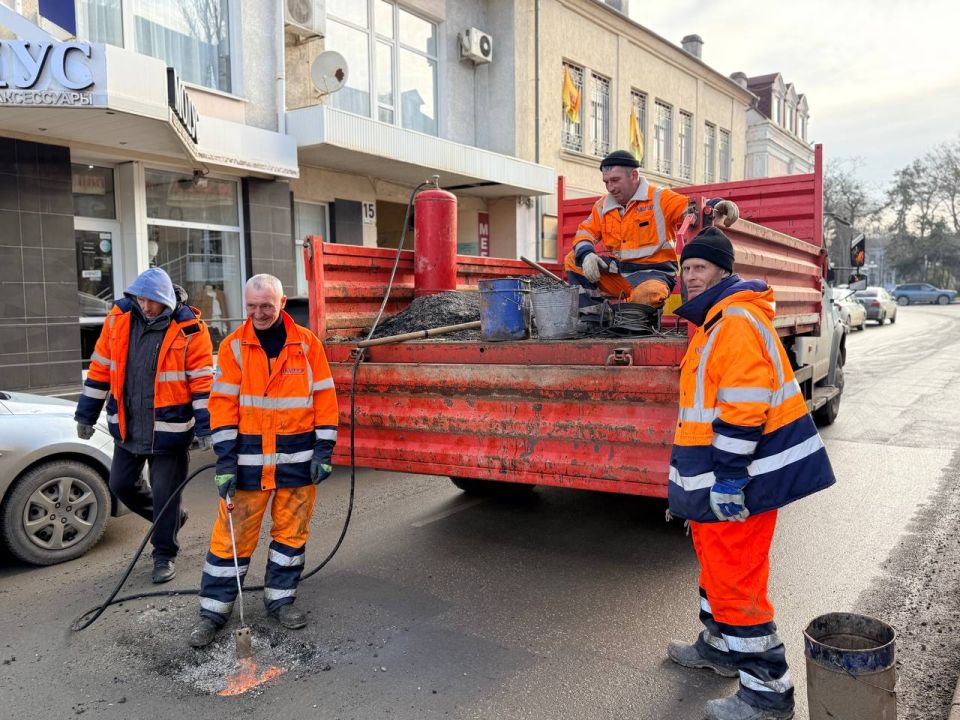 Керченский филиал ГУП РК «Крымавтодор» продолжает ямочный ремонт дорожного покрытия на улицах города Керченский филиал ГУП РК «Крымавтодор» продолжает ямочный ремонт дорожного покрытия на улицах города