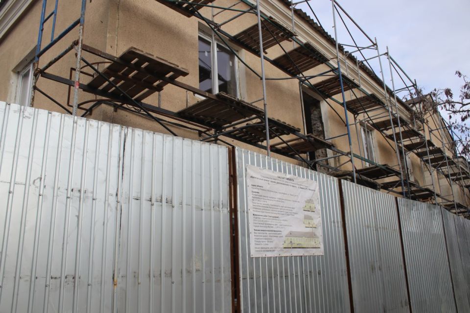 Владимир Ким: В Феодосии ведутся работы по капитальному ремонту здания на улице Федько, 91