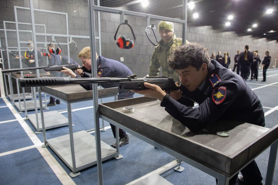 В Севастополе полицейские организовали для кадет учебные стрельбы из пневматических винтовок в тире УМВД В Севастополе полицейские организовали для кадет учебные стрельбы из пневматических винтовок в тире УМВД
