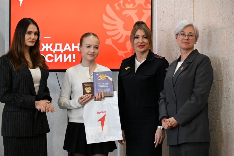 Севастопольские полицейские приняли участие в церемонии вручения первых паспортов граждан Российской Федерации Севастопольские полицейские приняли участие в церемонии вручения первых паспортов граждан Российской Федерации