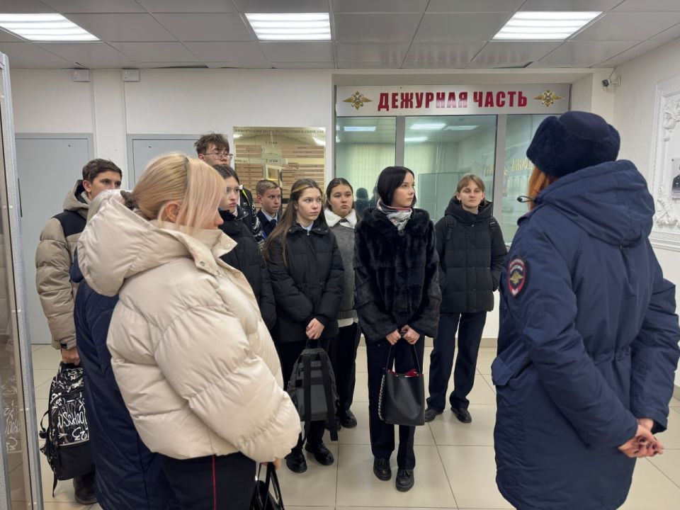 Сотрудники севастопольской Госавтоинспекции провели «День открытых дверей» для кадет органов внутренних дел Сотрудники севастопольской Госавтоинспекции провели «День открытых дверей» для кадет органов внутренних дел