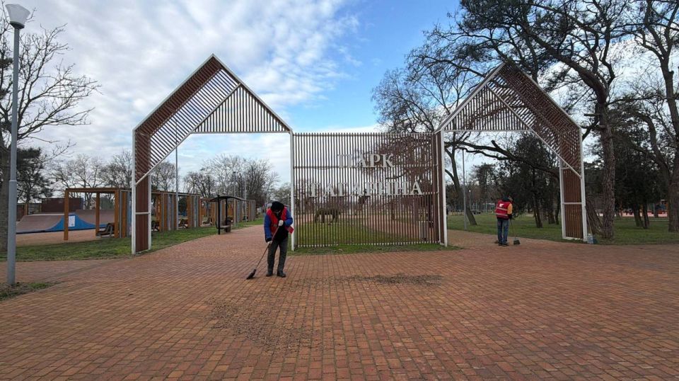 В Керчи продолжаются плановые работы по санитарной очистке и благоустройству городских территорий В Керчи продолжаются плановые работы по санитарной очистке и благоустройству городских территорий