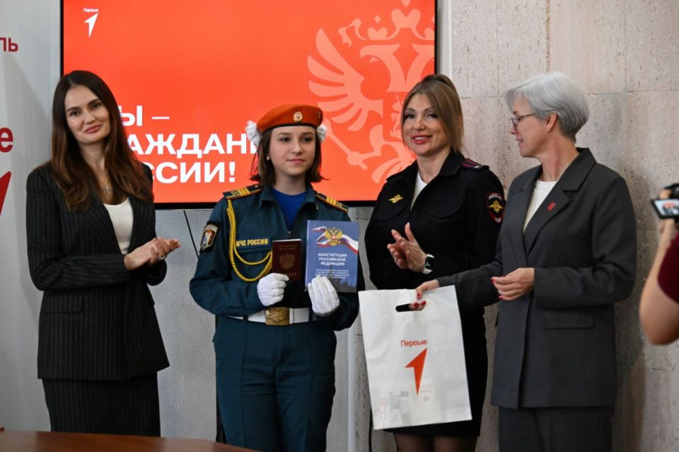 Севастопольские полицейские приняли участие в церемонии вручения первых паспортов граждан Российской Федерации