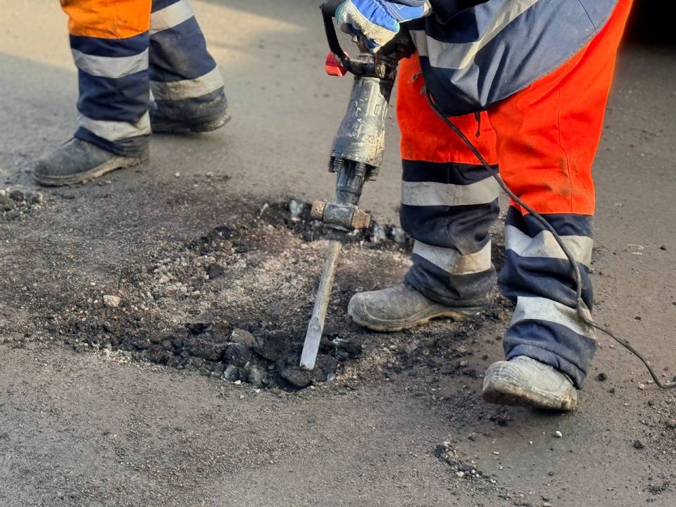 Керченский филиал ГУП РК «Крымавтодор» продолжает ямочный ремонт дорожного покрытия на улицах города Керченский филиал ГУП РК «Крымавтодор» продолжает ямочный ремонт дорожного покрытия на улицах города