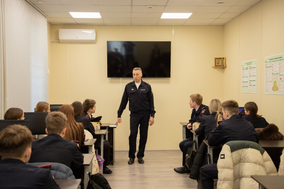 В Севастополе полицейские организовали для кадет учебные стрельбы из пневматических винтовок в тире УМВД