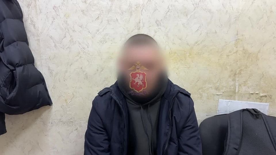 Севастопольские оперативники задержали жителя Республики Крым, работавшего курьером телефонных мошенников