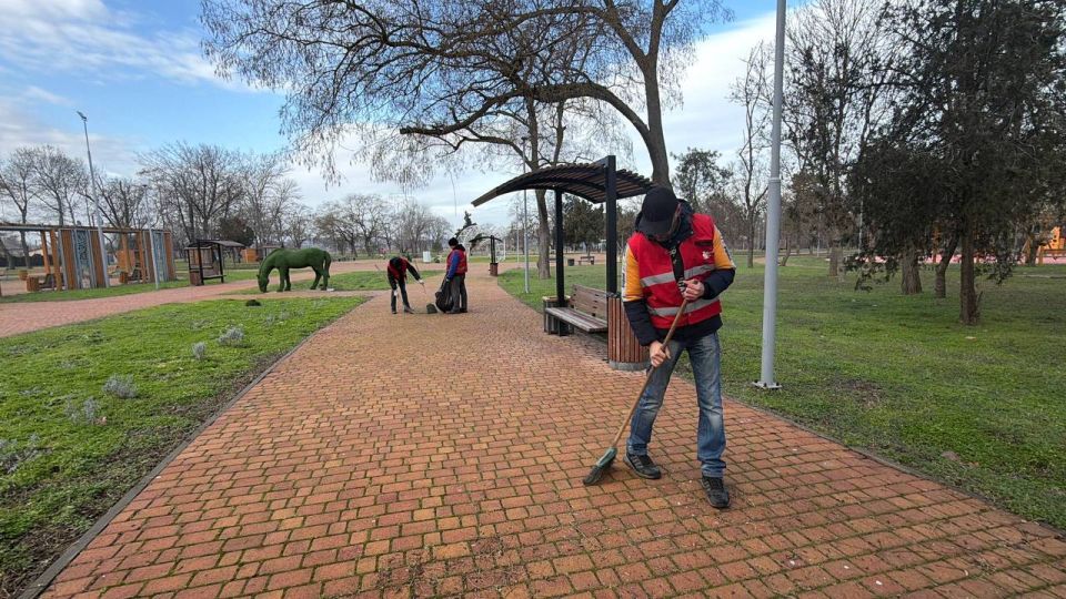 В Керчи продолжаются плановые работы по санитарной очистке и благоустройству городских территорий В Керчи продолжаются плановые работы по санитарной очистке и благоустройству городских территорий