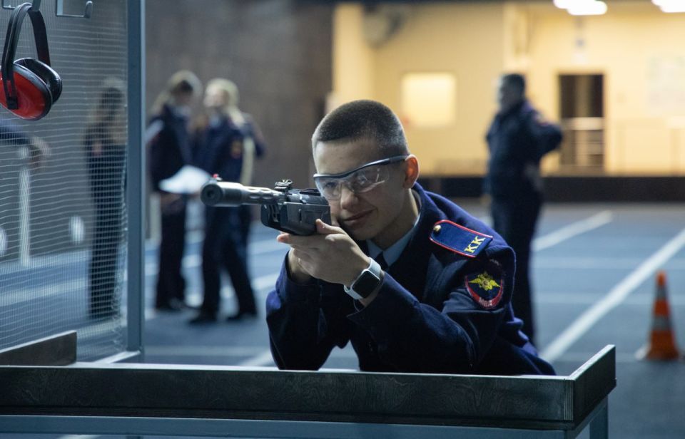 В Севастополе полицейские организовали для кадет учебные стрельбы из пневматических винтовок в тире УМВД В Севастополе полицейские организовали для кадет учебные стрельбы из пневматических винтовок в тире УМВД