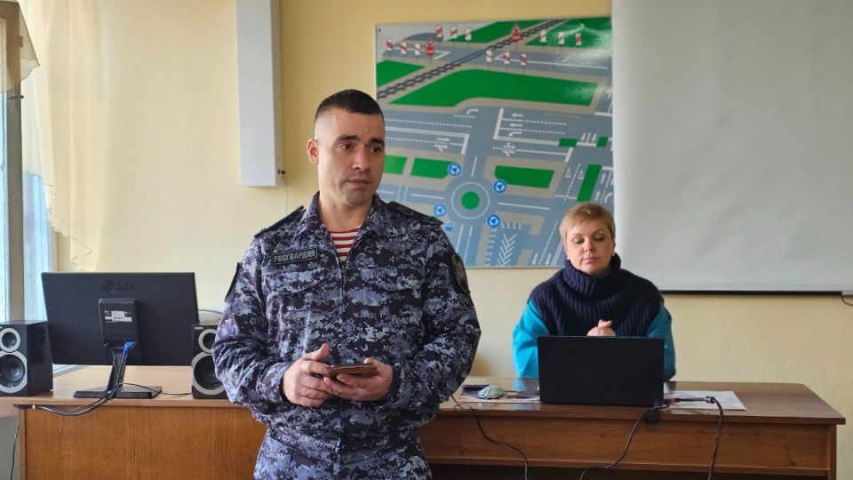 Росгвардейцы встретились с будущими выпускниками севастопольского колледжа Росгвардейцы встретились с будущими выпускниками севастопольского колледжа