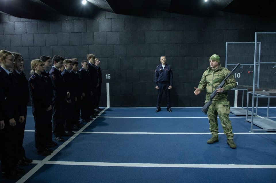 В Севастополе полицейские организовали для кадет учебные стрельбы из пневматических винтовок в тире УМВД В Севастополе полицейские организовали для кадет учебные стрельбы из пневматических винтовок в тире УМВД