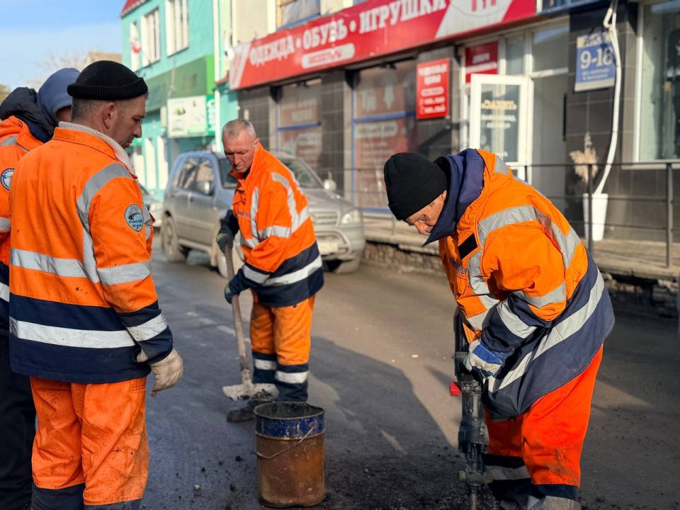 Керченский филиал ГУП РК «Крымавтодор» продолжает ямочный ремонт дорожного покрытия на улицах города Керченский филиал ГУП РК «Крымавтодор» продолжает ямочный ремонт дорожного покрытия на улицах города