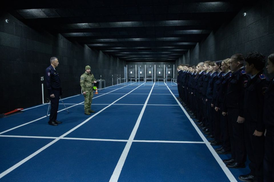 В Севастополе полицейские организовали для кадет учебные стрельбы из пневматических винтовок в тире УМВД В Севастополе полицейские организовали для кадет учебные стрельбы из пневматических винтовок в тире УМВД