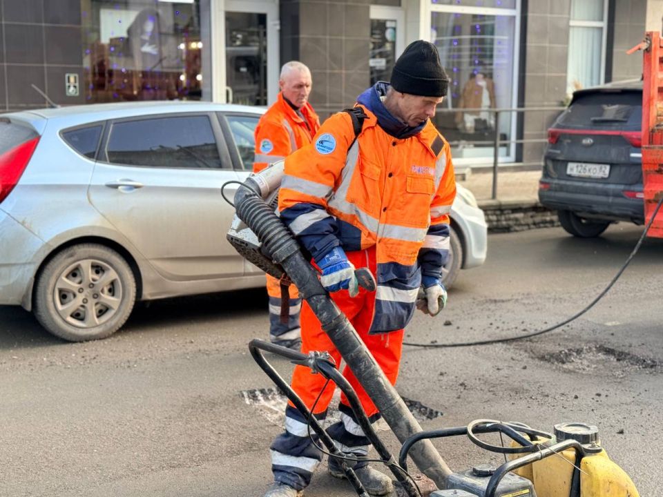 Керченский филиал ГУП РК «Крымавтодор» продолжает ямочный ремонт дорожного покрытия на улицах города Керченский филиал ГУП РК «Крымавтодор» продолжает ямочный ремонт дорожного покрытия на улицах города