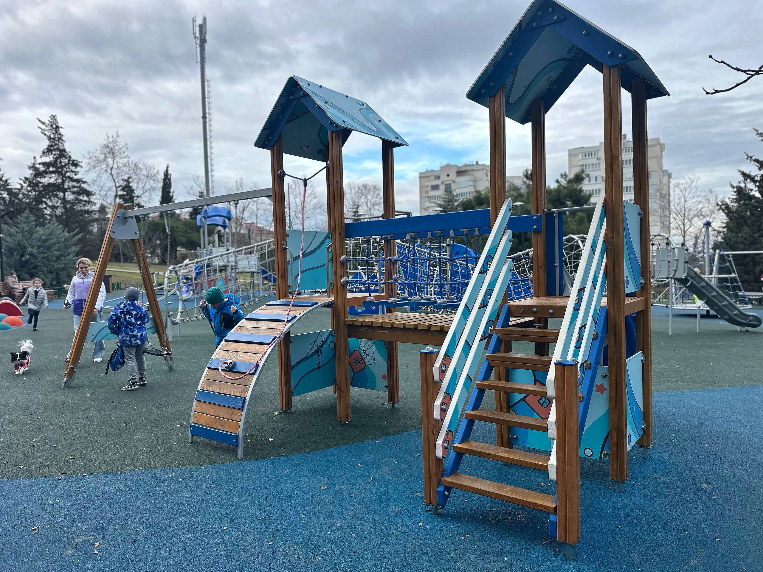 Владимир Немцев: В сквере Севастопольских курсантов встретились с жителями близлежащих домов, чтобы обсудить завершающийся этап благоустройства детской площадки и планы по дальнейшему развитию территории Владимир Немцев: В сквере Севастопольских курсантов встретились с жителями близлежащих домов, чтобы обсудить завершающийся этап благоустройства детской площадки и планы по дальнейшему развитию территории